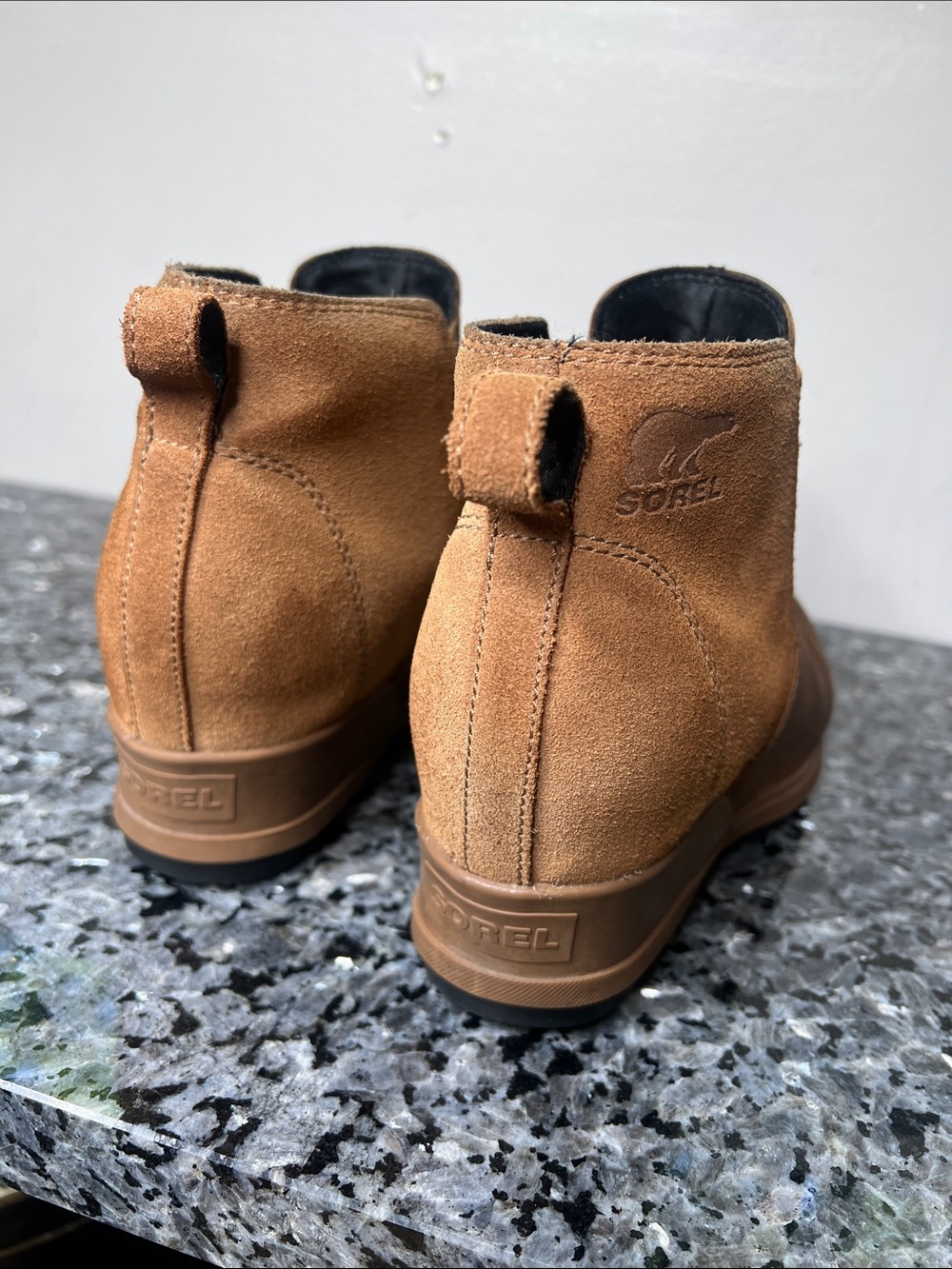 Sorel Evie II Sz 8 Low Wedge Chelsea Ankle Boots Elastic Insets Rubber Soles - Picture 5 of 7